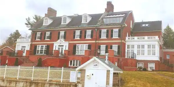 12 W Terrace Avenue