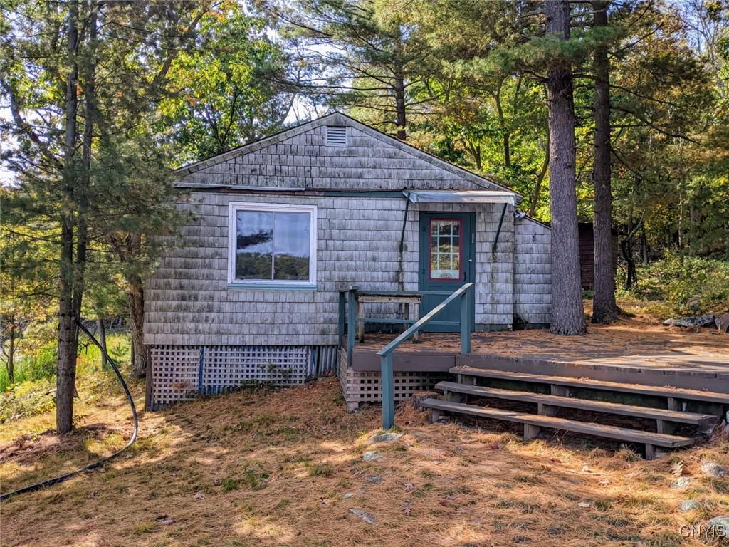 Image 2: Waterfront cottage on Murray Island with  1.1 acre