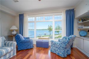 50 Lakeside Dr B303