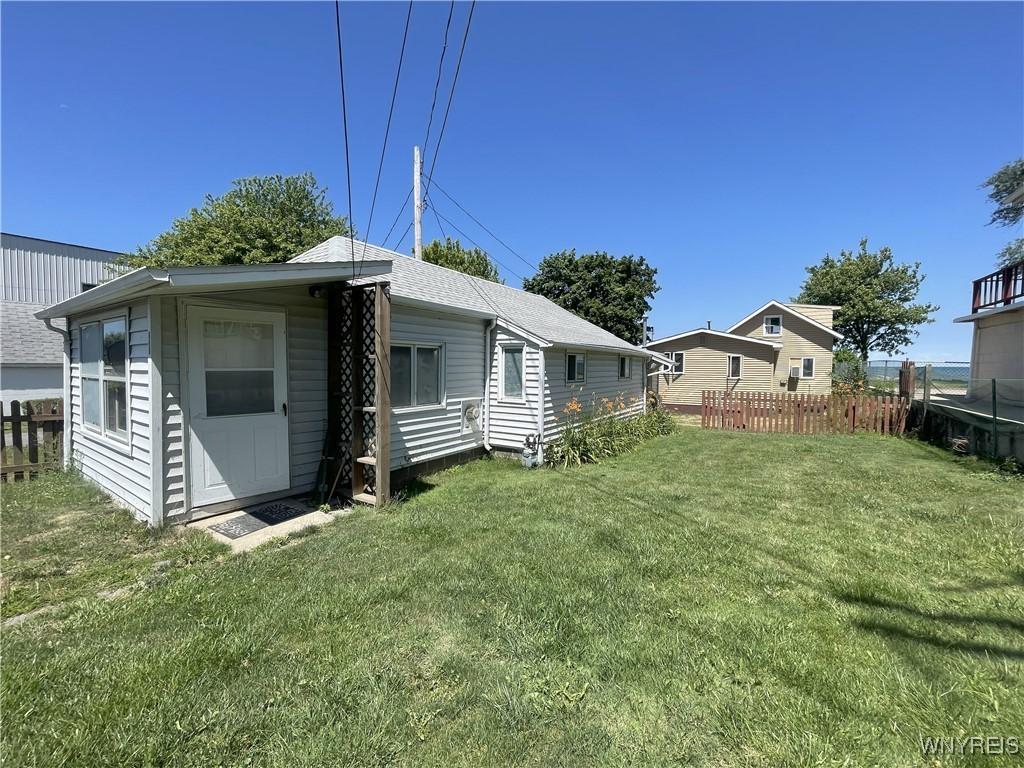 Image 1: 5845 Ontario with 5847 Ontario on the lake