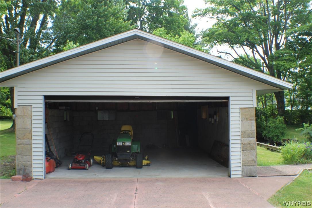Image 4: 2 car garage
