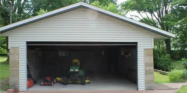 Image 4: 2 car garage