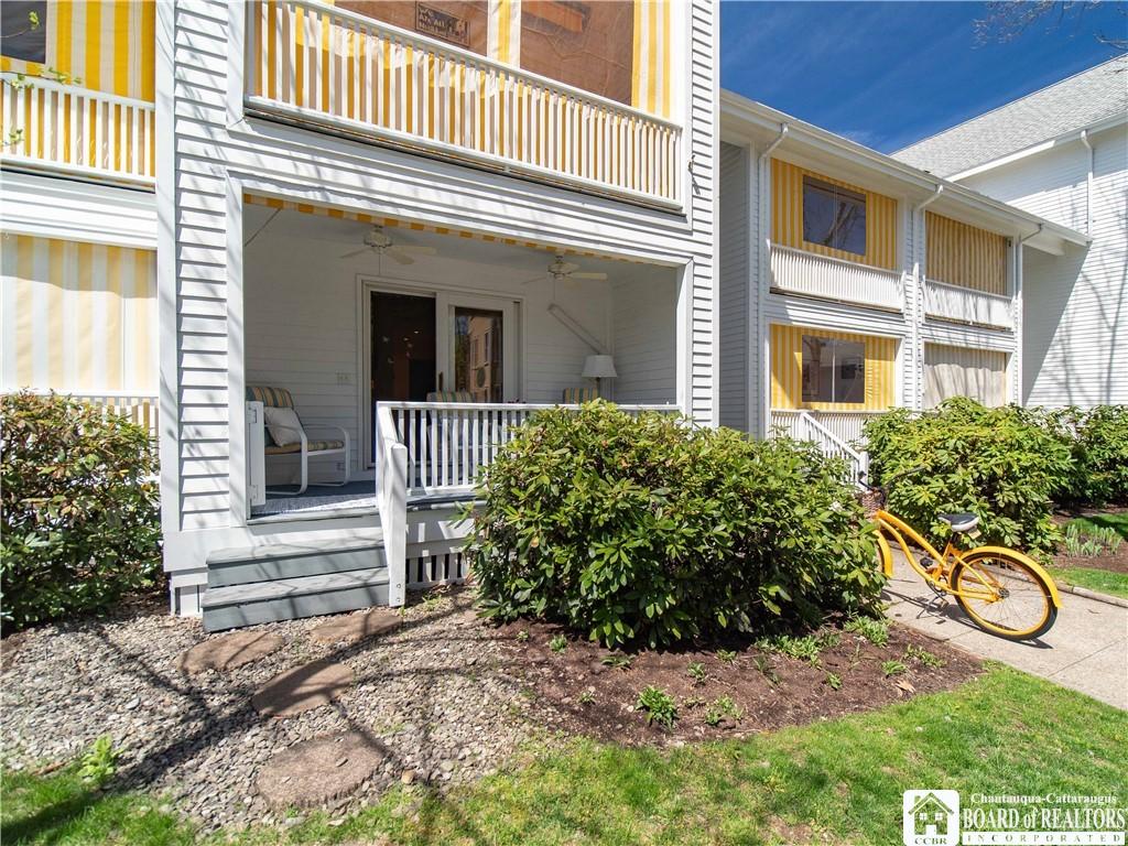 Image 1: Welcome to Unit 2 at The Lincoln Park. Enjoy the p