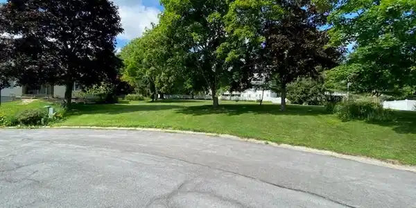8 Hawthorne Woods Court
