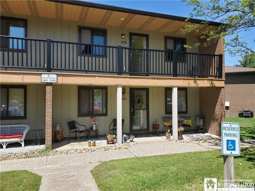 Image 3: Beautiful in th summer months!