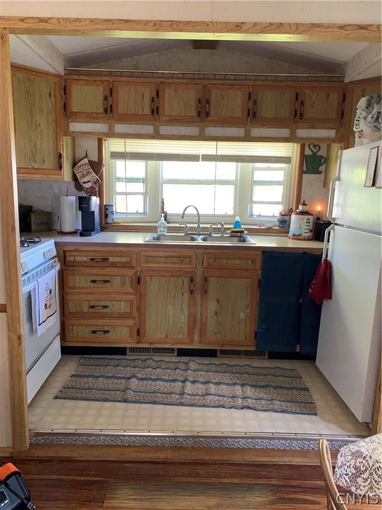 Image 4: Kitchen