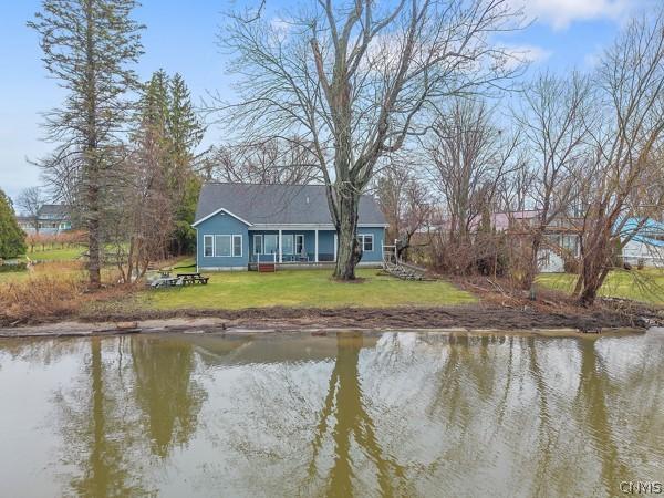 Image 3: Lakefront Backyard