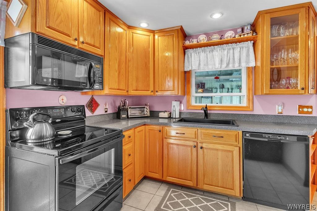Image 3: Kitchen