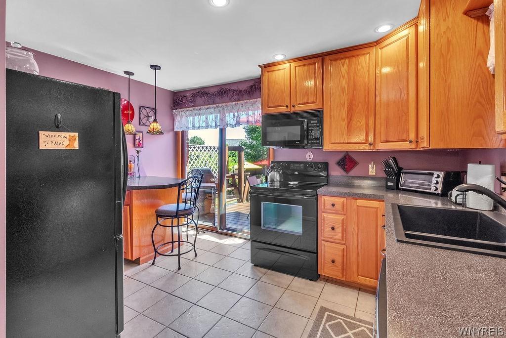 Image 4: Kitchen