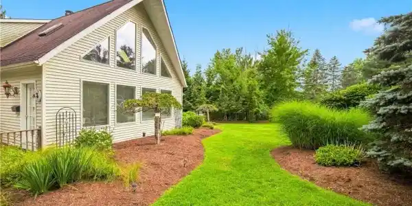 Image 4: Gorgeous Landscaping.