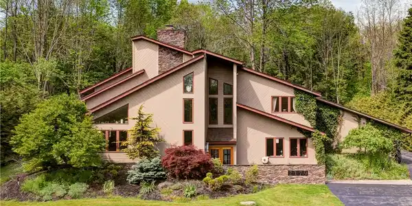 2179 W Lake Road