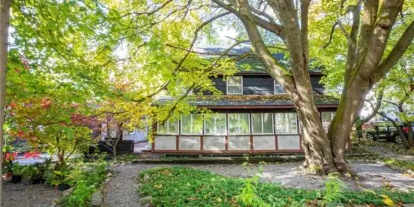 4 E Lake Street