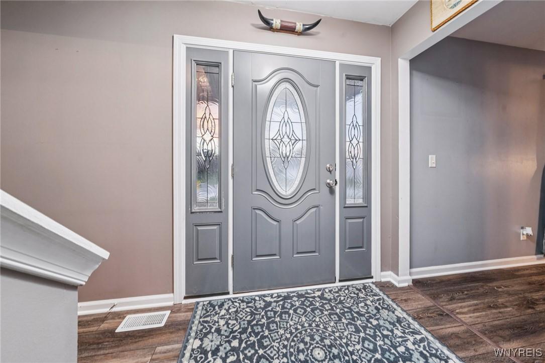 Image 4: Beautiful entryway