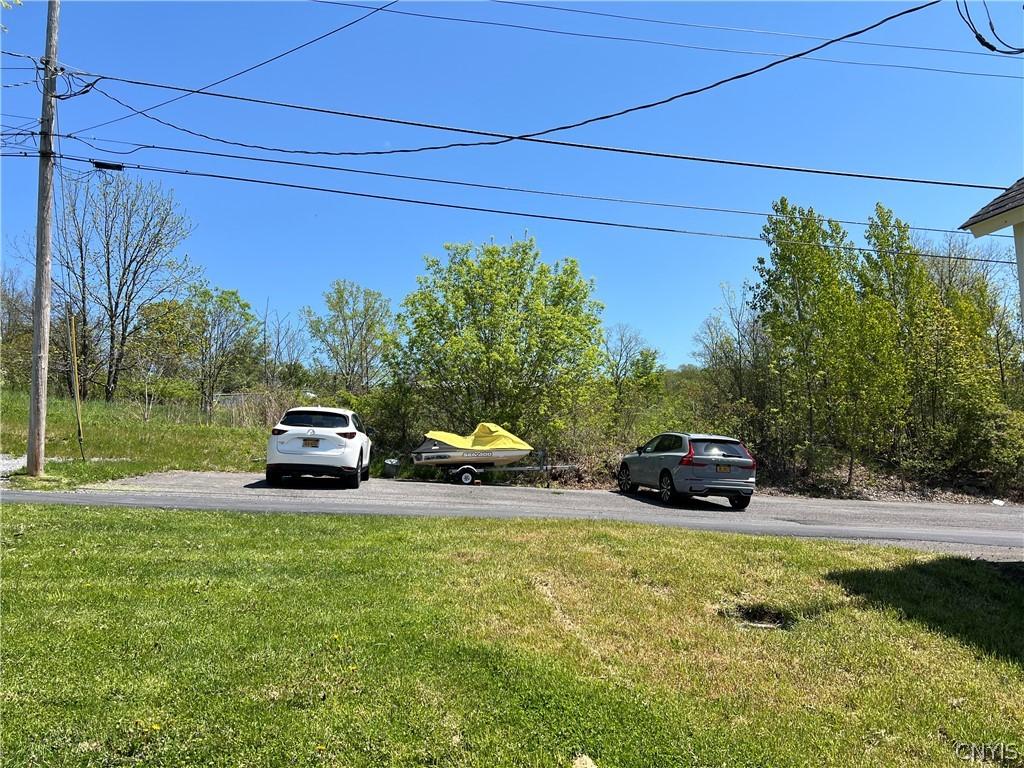 Image 3: parking for 4 cars with space for 2 more on the ho