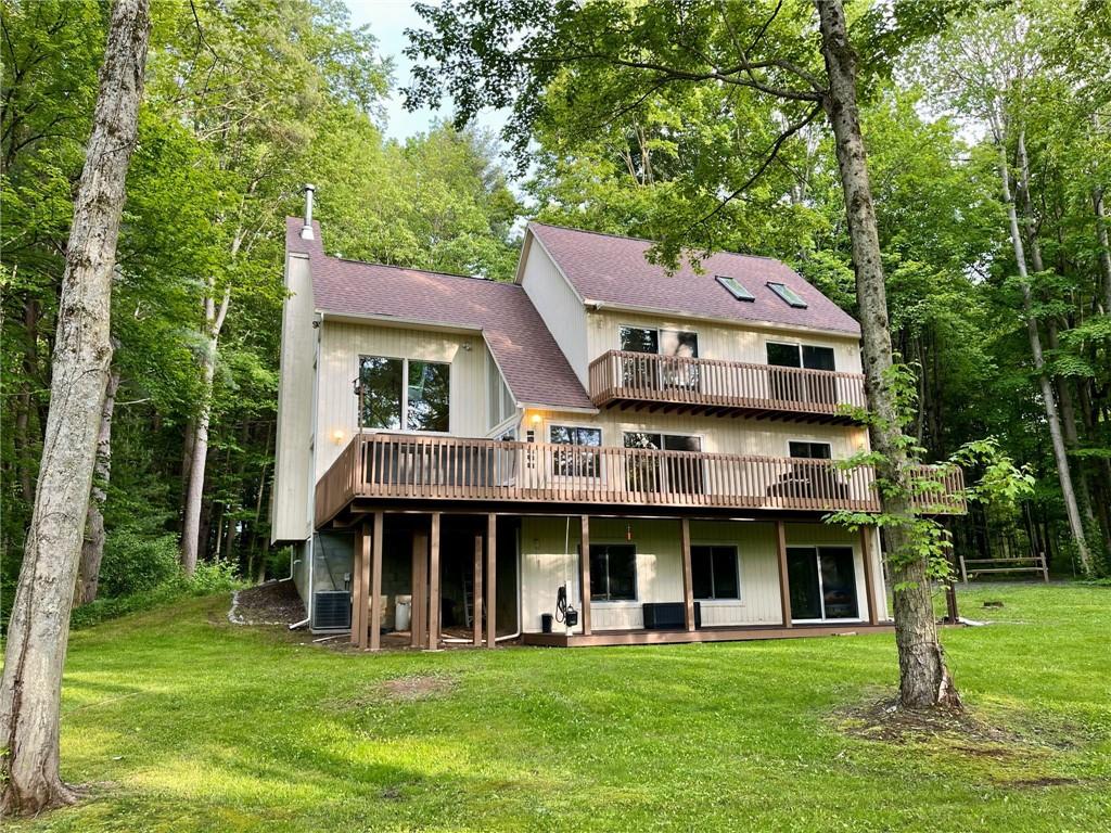 Image 1: Incredible lakefront getaway awaits.