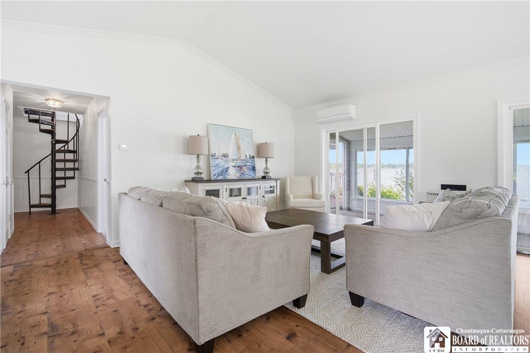 Image 4: living room
