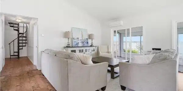 Image 4: living room