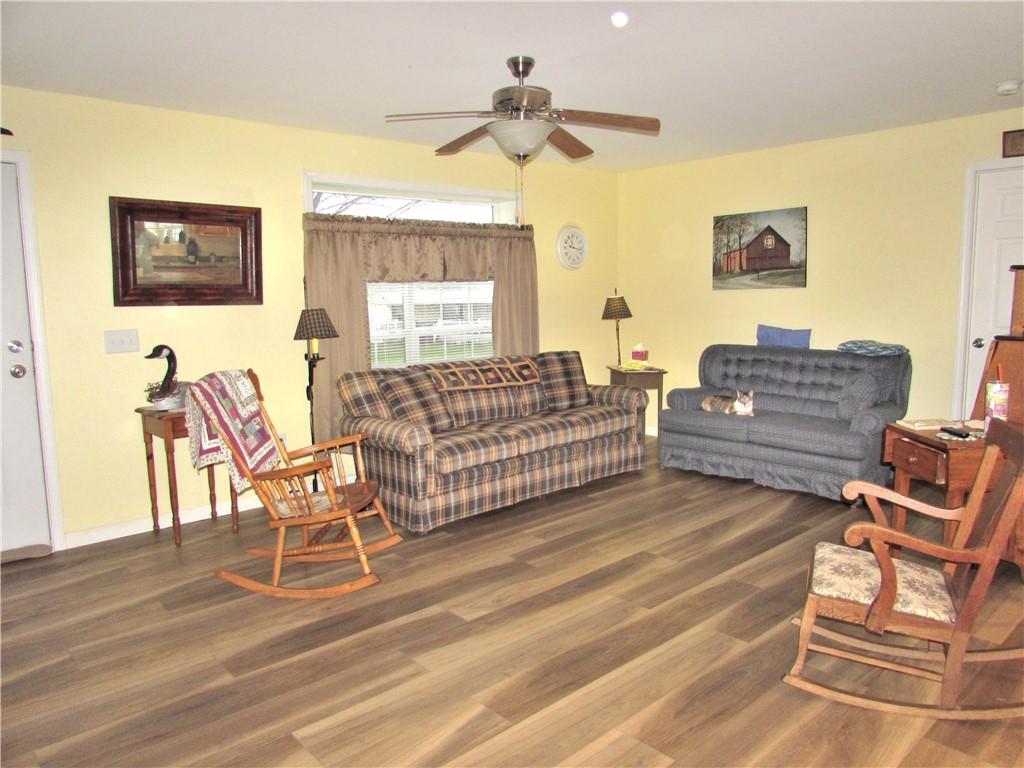 Image 4: Open floor plan living room