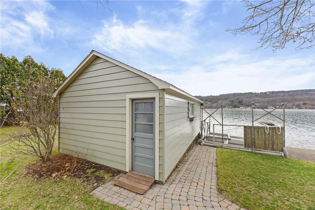 Image 3: Boat house to use as you please.