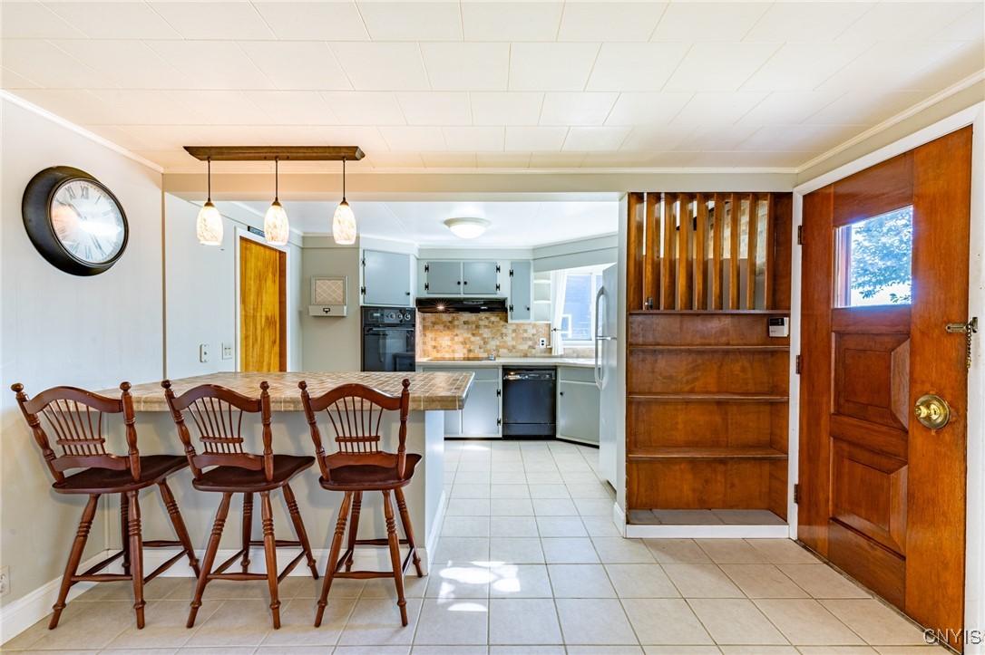 Image 4: Kitchen