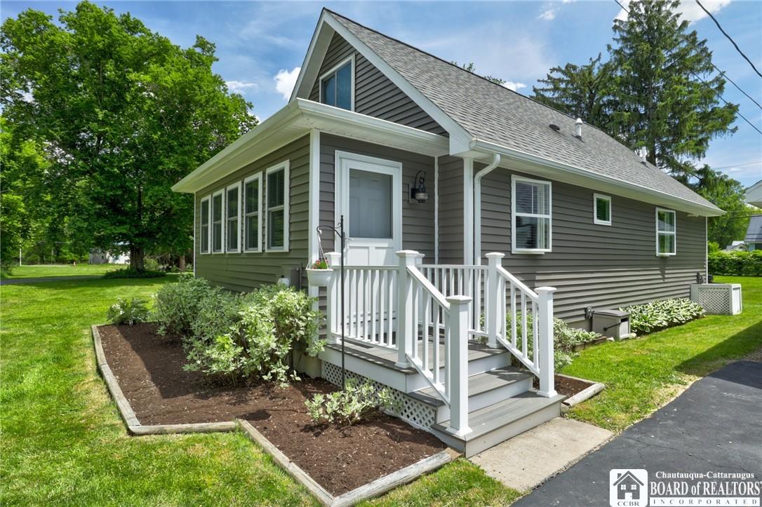 Image 2: Beautifully landscaped...composite decking and vin