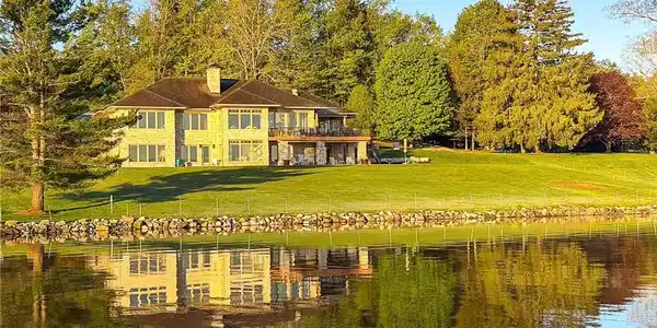 Image 2: This custom-built home with 6 Bedrooms and 5.5 Bat