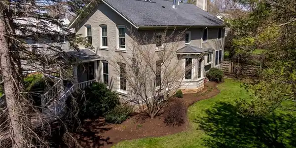 16 W Elizabeth Street