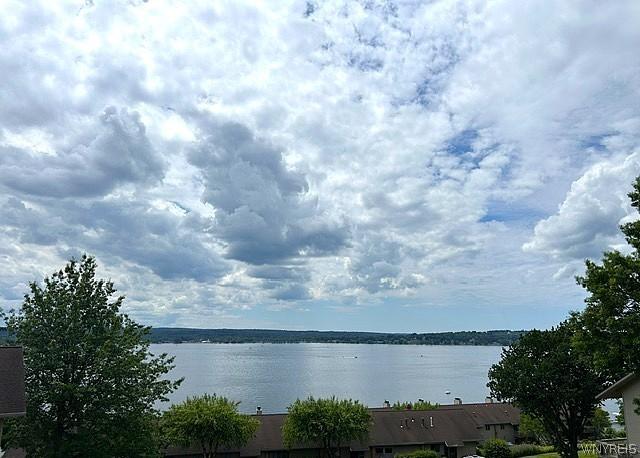 Image 2: Lakefront Condo!