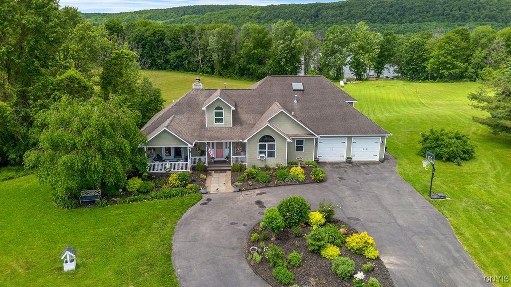 Image 4: Beautiful home boasts 5 bedrooms and 4 baths!