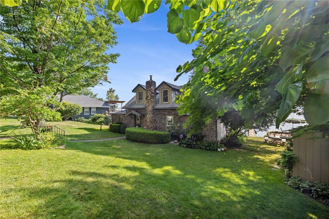 Image 2: BEAUTIFUL LANDSCAPING & ENTRANCE