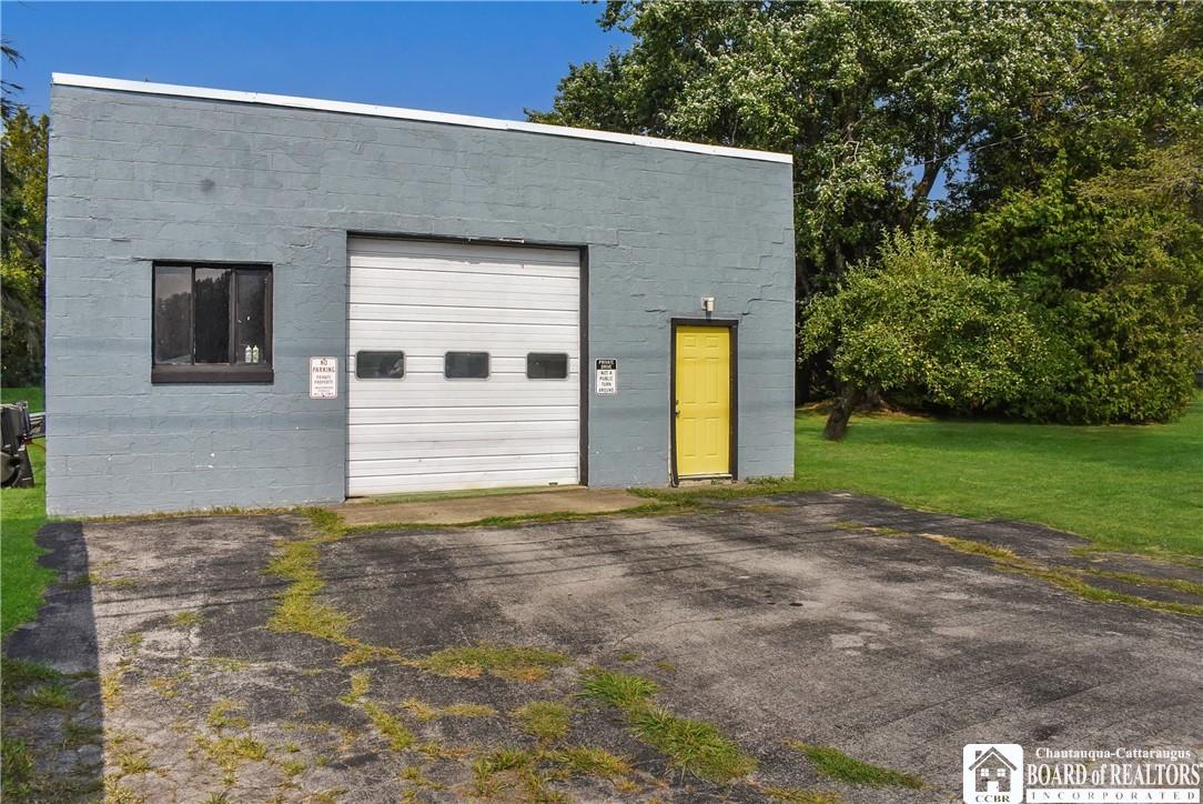 Image 3: Massive 4 car garage (previously used as autobody