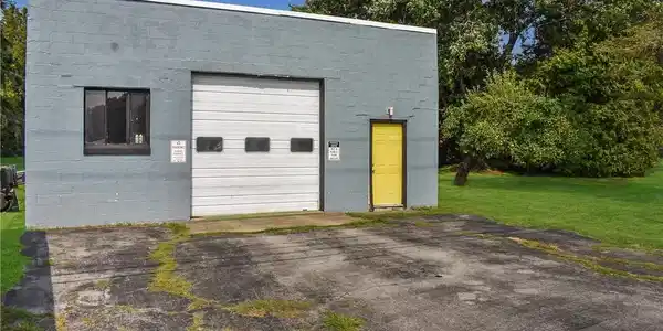 Image 3: Massive 4 car garage (previously used as autobody
