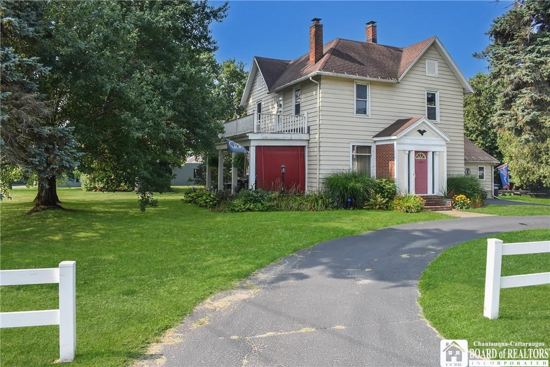 Image 4: Convenient pull through driveway.
