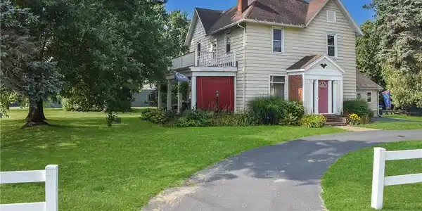 Image 4: Convenient pull through driveway.