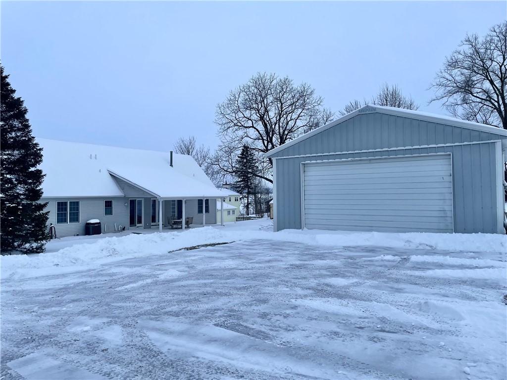 Image 4: 24' x 32' pole barn with electric