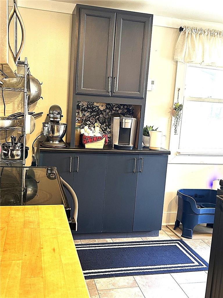 Image 4: Kitchen