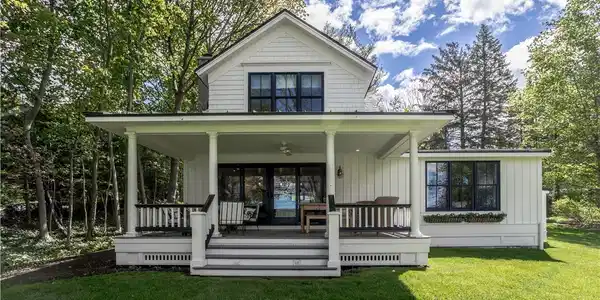 2433 E Lake Road