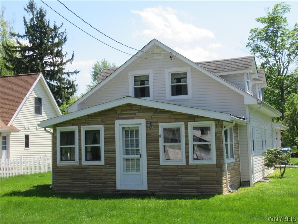 Image 1: Adorable Cottage or Year-round Home!