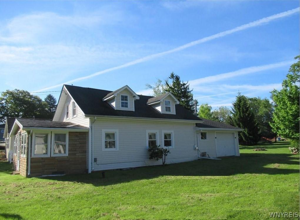 Image 3: Maintenance Free Home - Amazing Location!