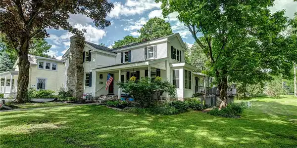 9 E E Lake St Street