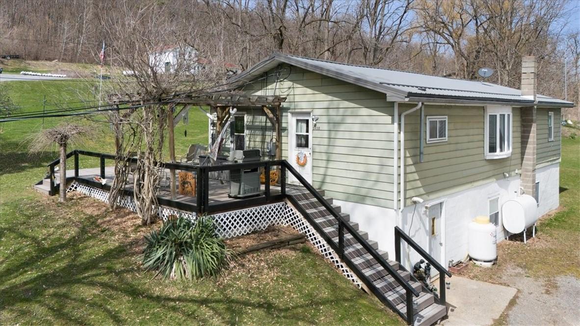 Image 3: Side shot of deck and stairs