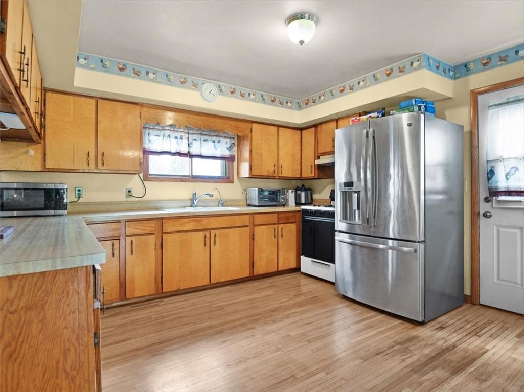 Image 4: Kitchen and front door