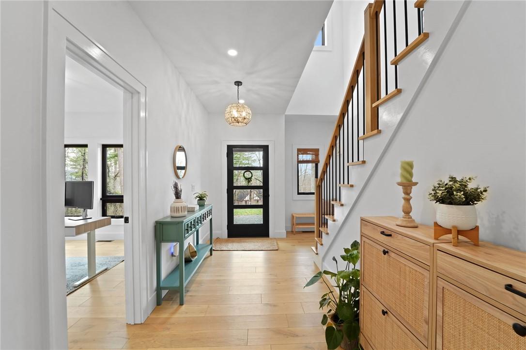 Image 4: Front entry