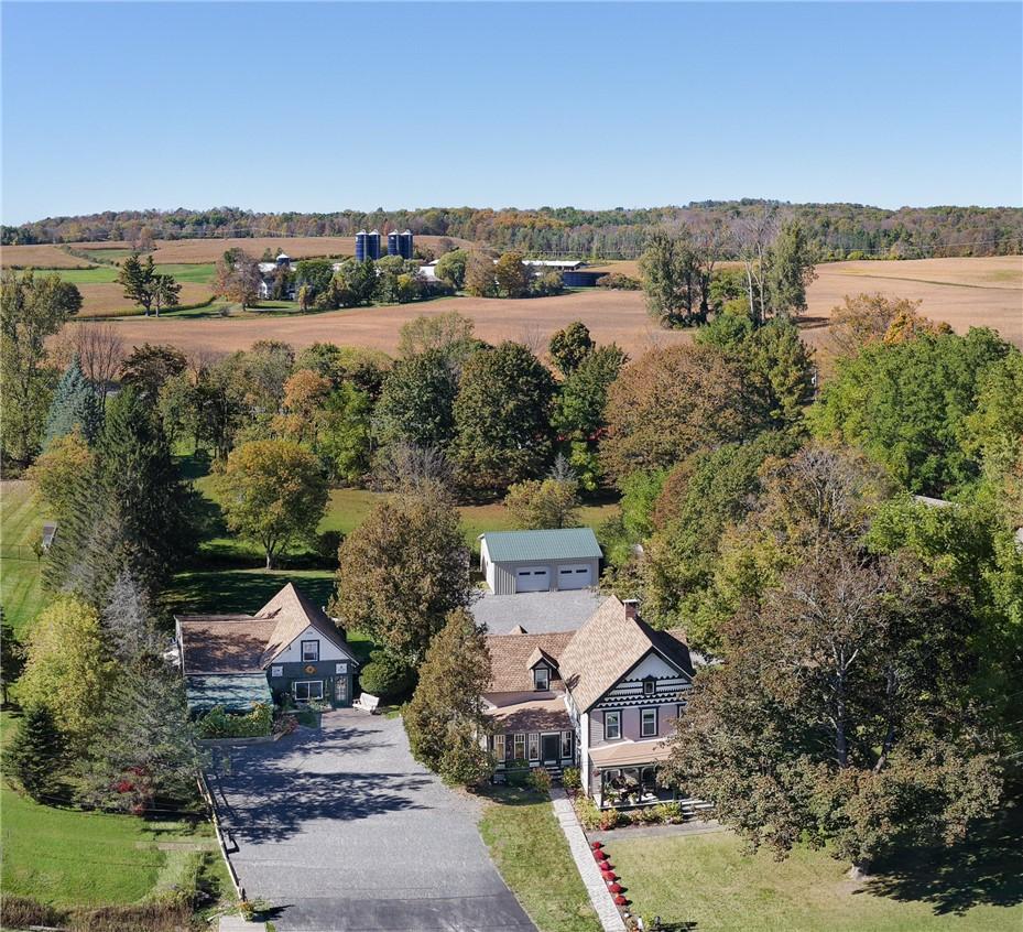 Image 3: Exceptional residence with B&B or STR options, wit