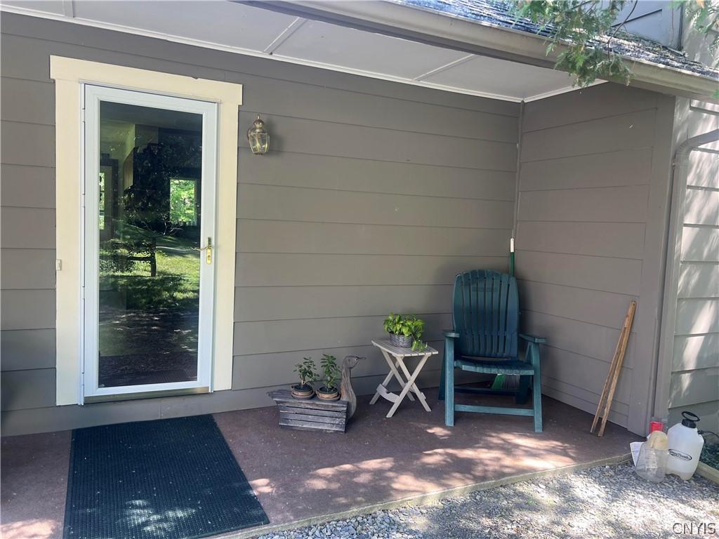 Image 3: Cool and comfortable side entry area to watch the