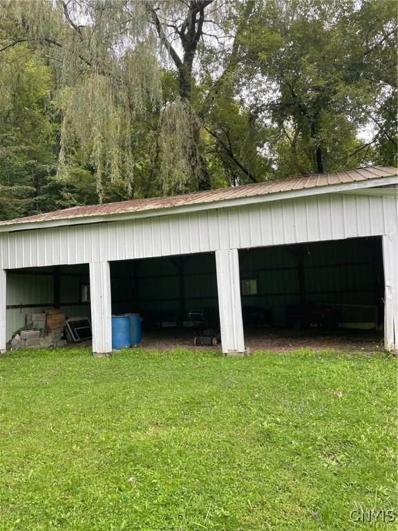 Image 4: 3 stall metal building