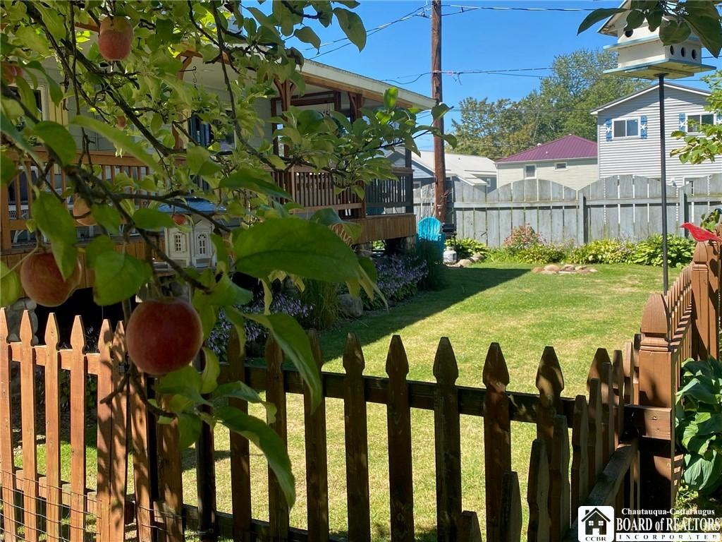 Image 4: SIDE YARD