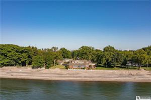 448 Lake Shore Drive W