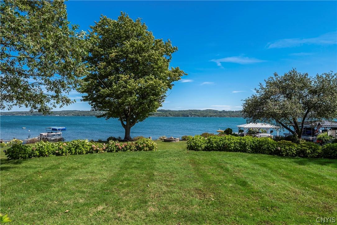 Image 3: Lage expansive lakefront backyard