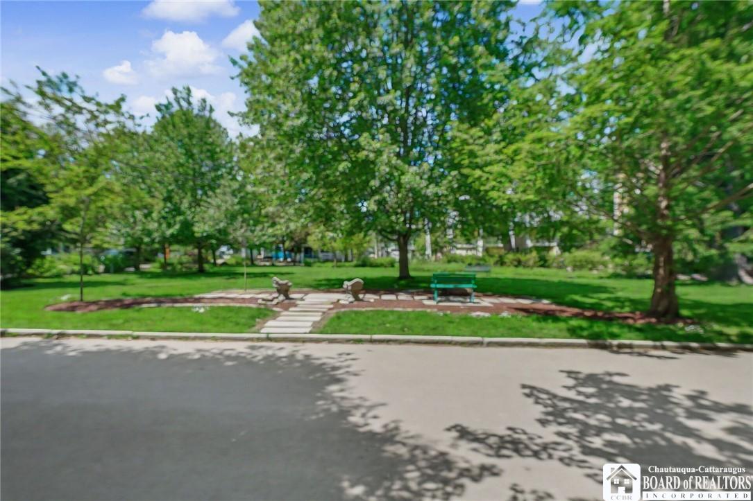 Image 2: Enjoy the open views of Lincoln Park right across